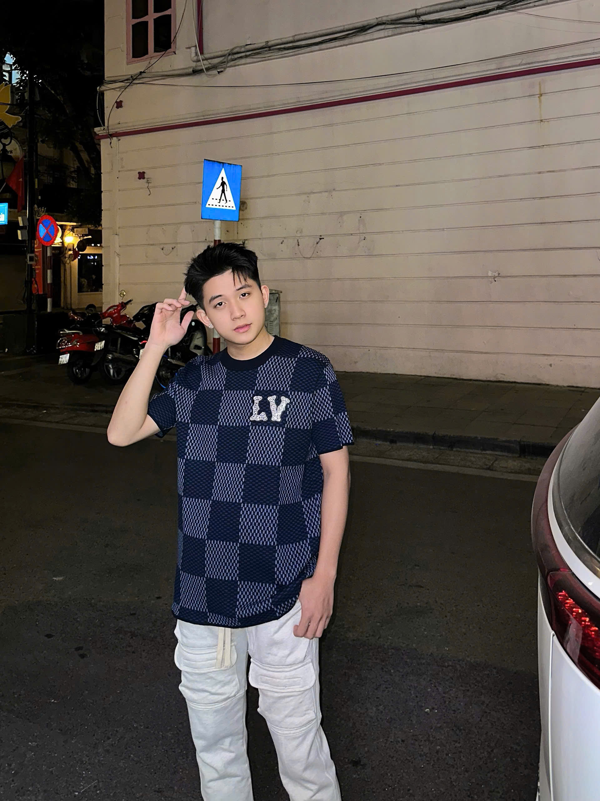 Áo phông T-shirt len Louis Vuitton LV Xanh than ô caro logo LV đính đá thêu ngực Like Auth on web NV